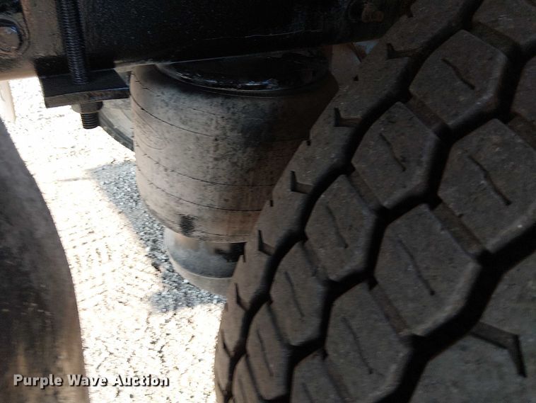 image for item NU9724 2009 Peterbilt 365 flatbed truck