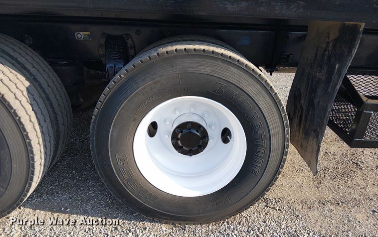 image for item NU9724 2009 Peterbilt 365 flatbed truck