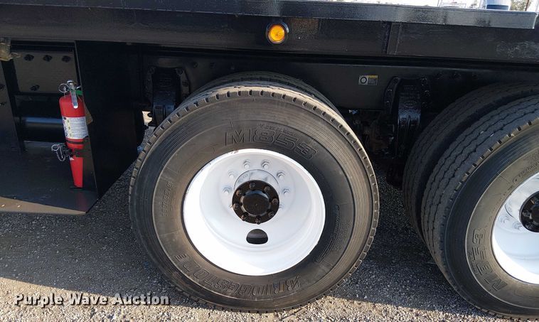 image for item NU9724 2009 Peterbilt 365 flatbed truck