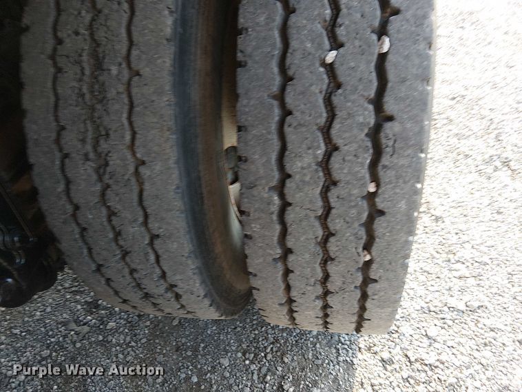 image for item NU9724 2009 Peterbilt 365 flatbed truck