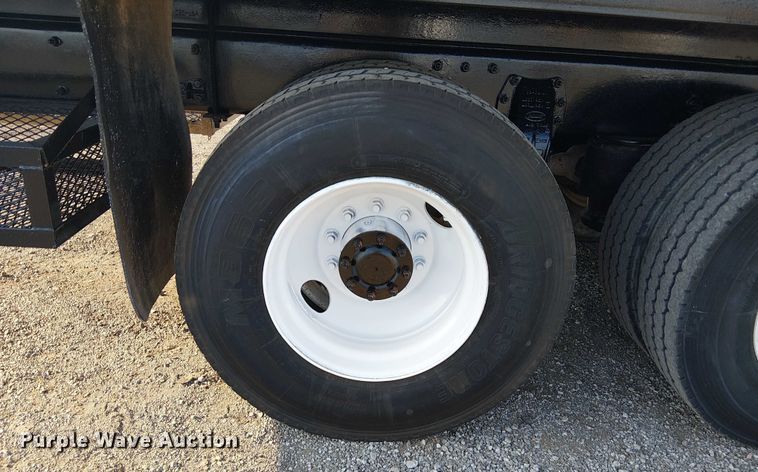 image for item NU9724 2009 Peterbilt 365 flatbed truck