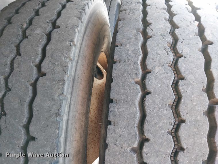 image for item NU9724 2009 Peterbilt 365 flatbed truck