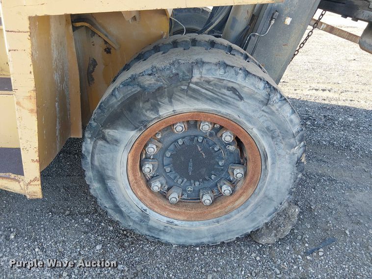 image for item NU9736 Caterpillar DP100 forklift