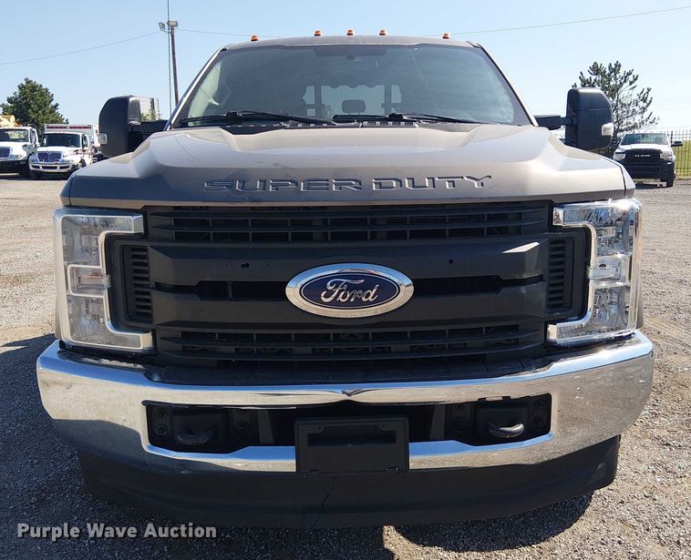 image for item NU9742 2019 Ford F350 Super Duty XL Crew Cab flatbed pickup truck