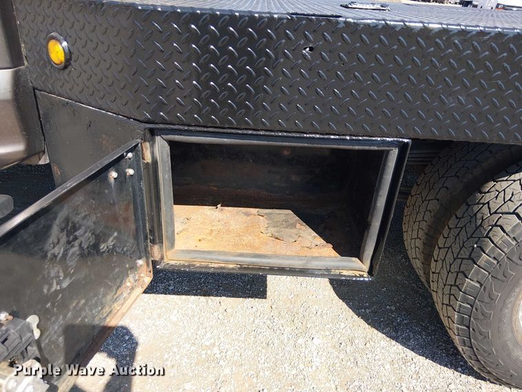 image for item NU9742 2019 Ford F350 Super Duty XL Crew Cab flatbed pickup truck