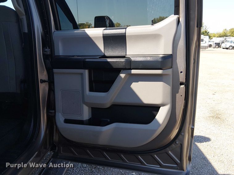 image for item NU9742 2019 Ford F350 Super Duty XL Crew Cab flatbed pickup truck