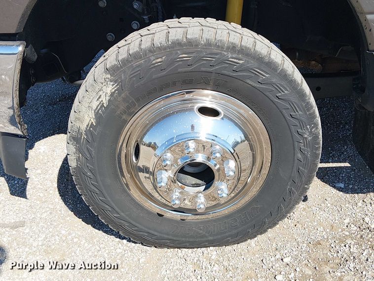 image for item NU9742 2019 Ford F350 Super Duty XL Crew Cab flatbed pickup truck