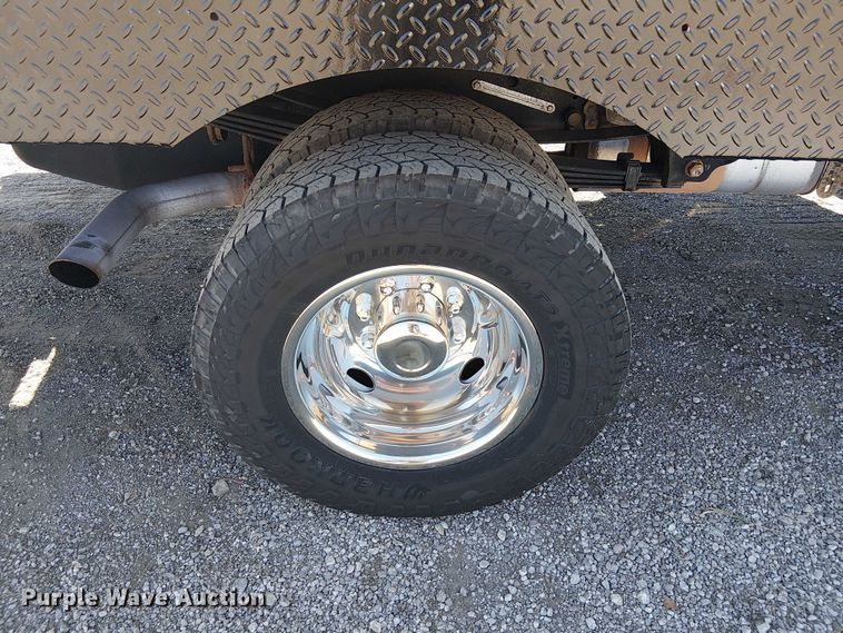 image for item NU9742 2019 Ford F350 Super Duty XL Crew Cab flatbed pickup truck