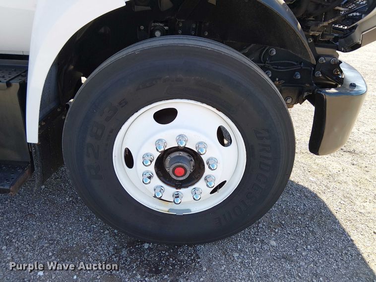 image for item NU9749 2016 Ford F650 Super Duty box truck