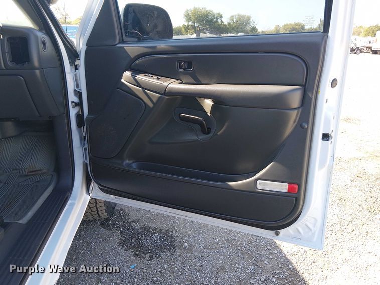 image for item NU9750 2007 Chevrolet Silverado 1500 Crew Cab pickup truck