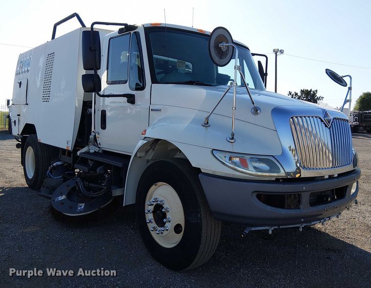 image for item NU9757 2009 International 4300 street sweeper truck