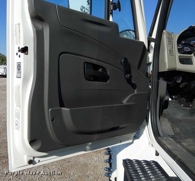 image for item NU9757 2009 International 4300 street sweeper truck