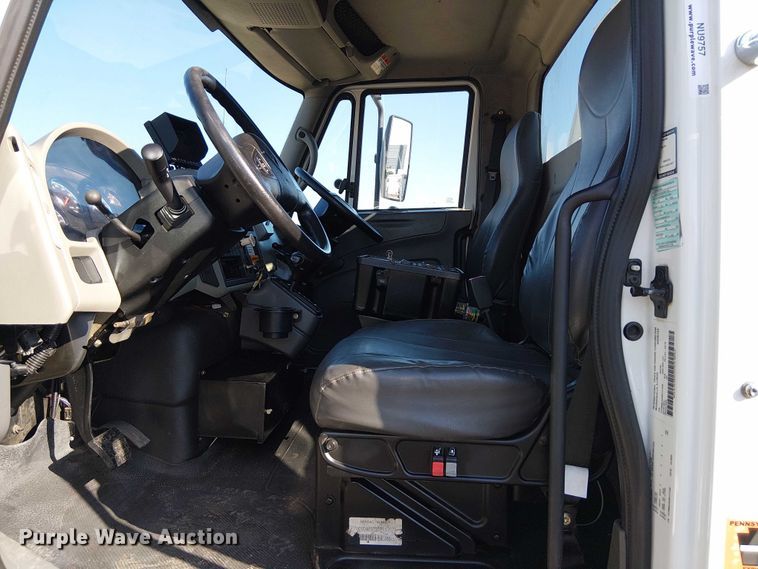 image for item NU9757 2009 International 4300 street sweeper truck