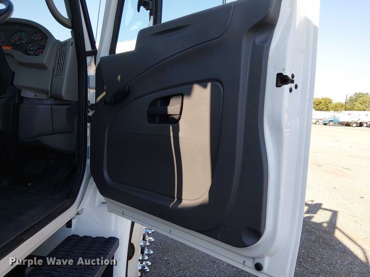 image for item NU9757 2009 International 4300 street sweeper truck