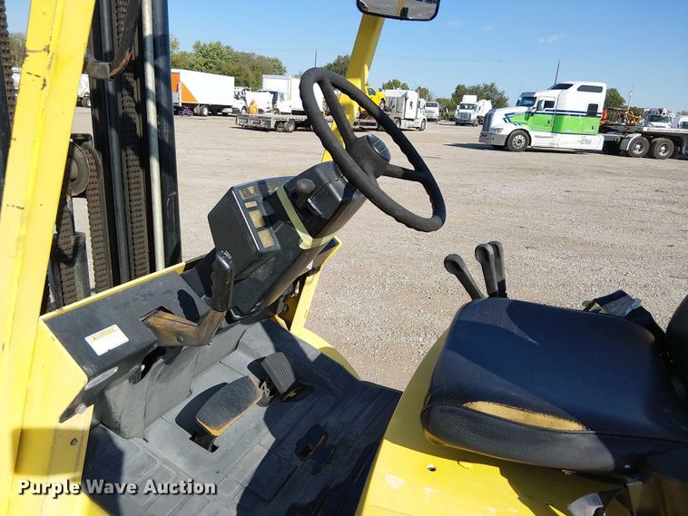 image for item NU9758 1997 Hyster H60XM forklift