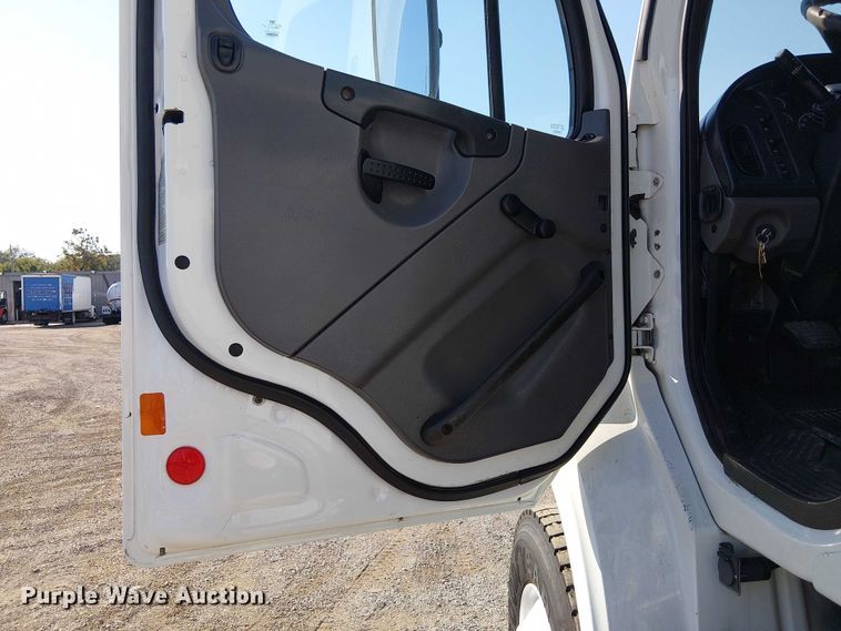 image for item NU9768 2012 Freightliner Business Class M2 utility / service truck