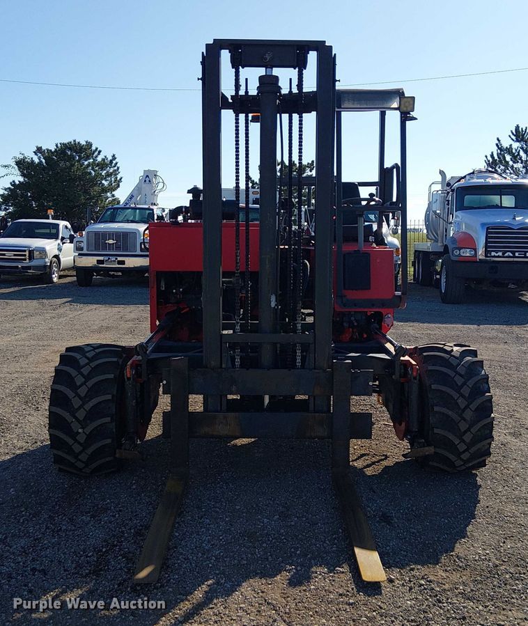 image for item NU9772 2003 Moffett M5500 forklift
