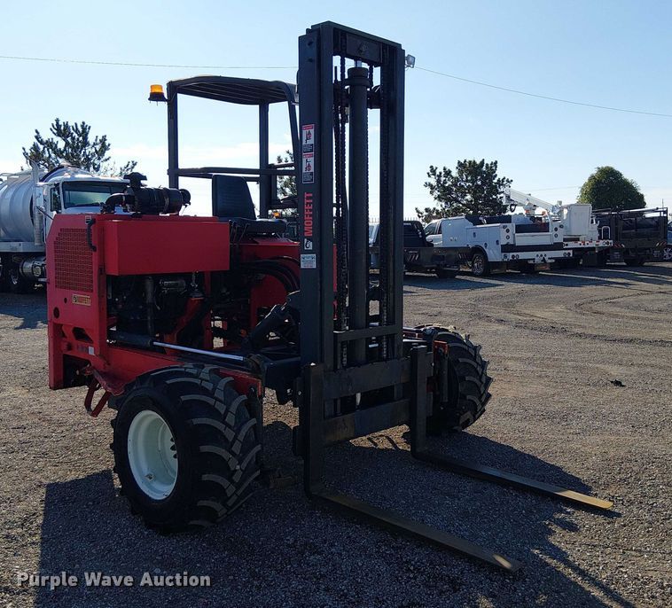 image for item NU9772 2003 Moffett M5500 forklift