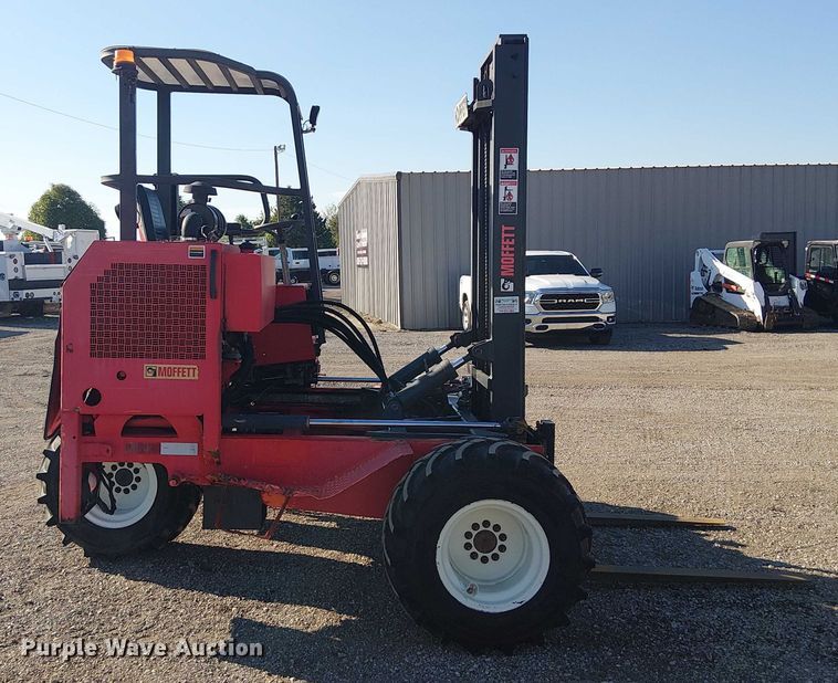 image for item NU9772 2003 Moffett M5500 forklift