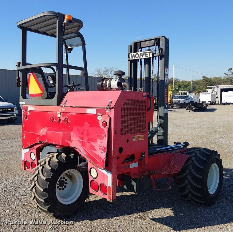 image for item NU9772 2003 Moffett M5500 forklift