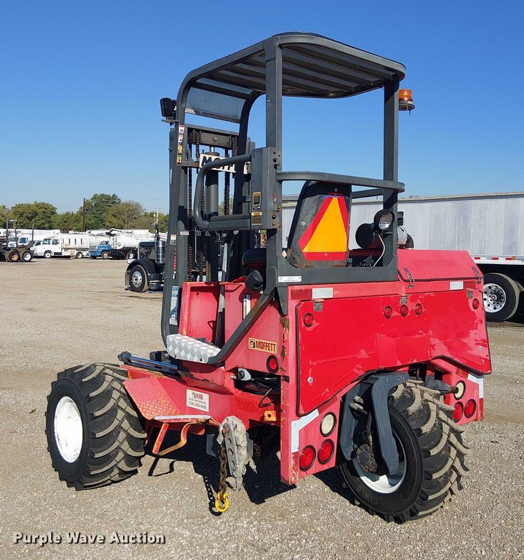 image for item NU9772 2003 Moffett M5500 forklift