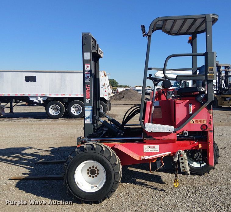 image for item NU9772 2003 Moffett M5500 forklift