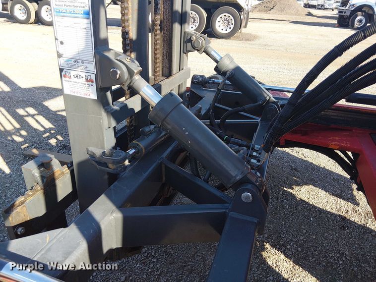 image for item NU9772 2003 Moffett M5500 forklift