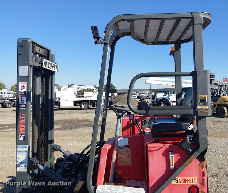 image for item NU9772 2003 Moffett M5500 forklift