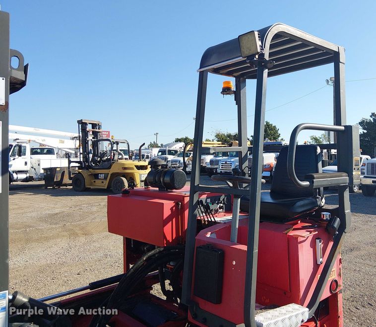 image for item NU9772 2003 Moffett M5500 forklift