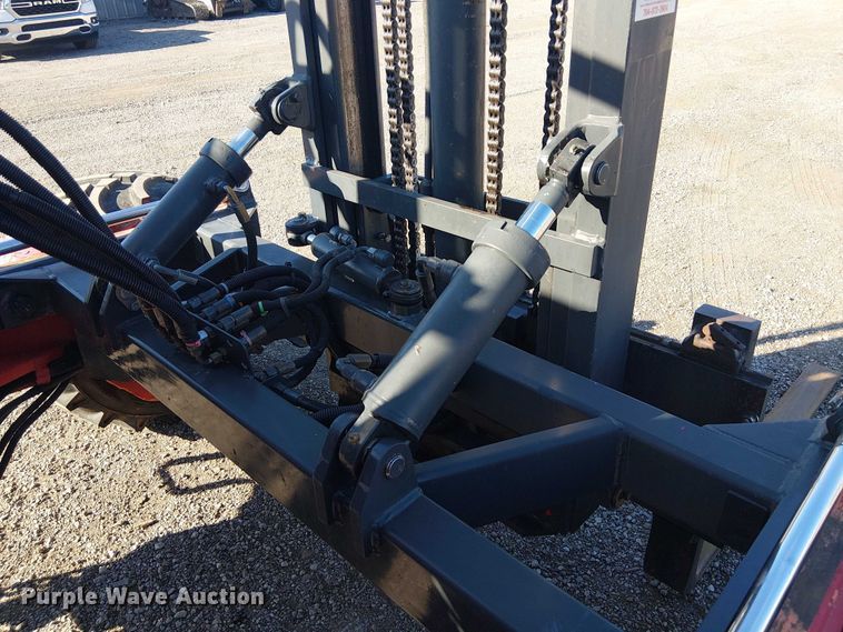 image for item NU9772 2003 Moffett M5500 forklift