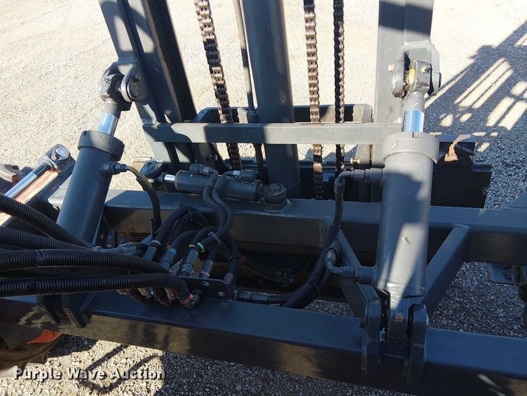 image for item NU9772 2003 Moffett M5500 forklift