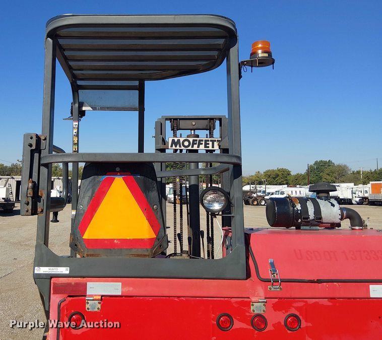 image for item NU9772 2003 Moffett M5500 forklift