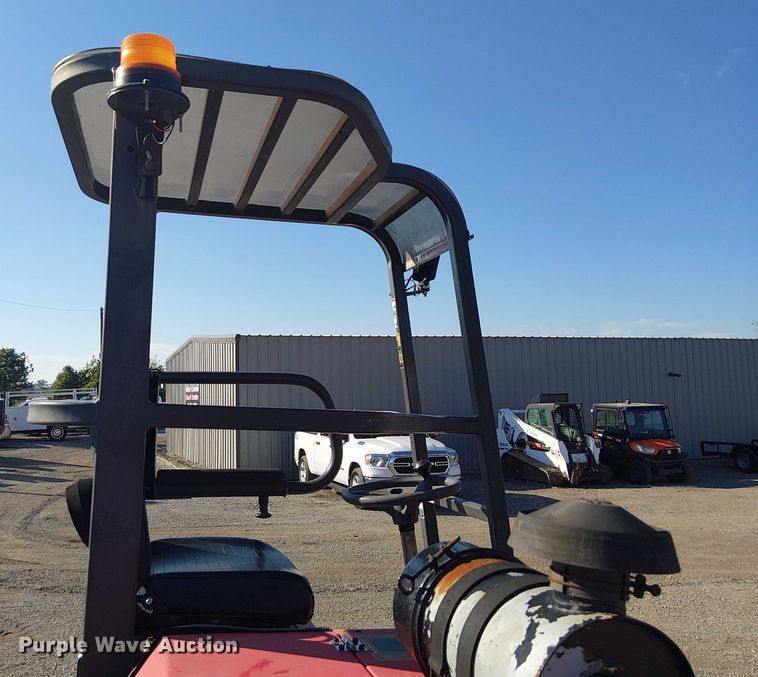 image for item NU9772 2003 Moffett M5500 forklift
