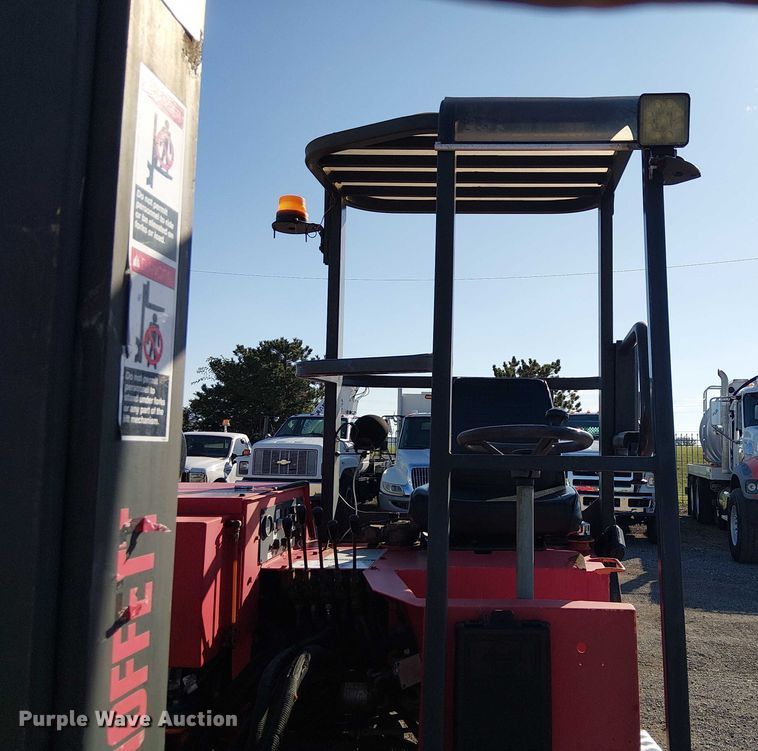 image for item NU9772 2003 Moffett M5500 forklift