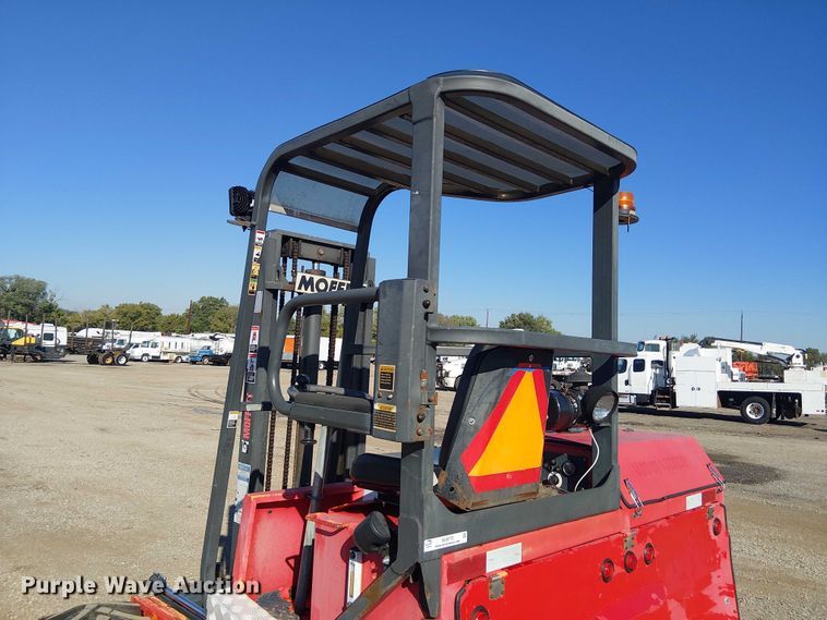image for item NU9772 2003 Moffett M5500 forklift