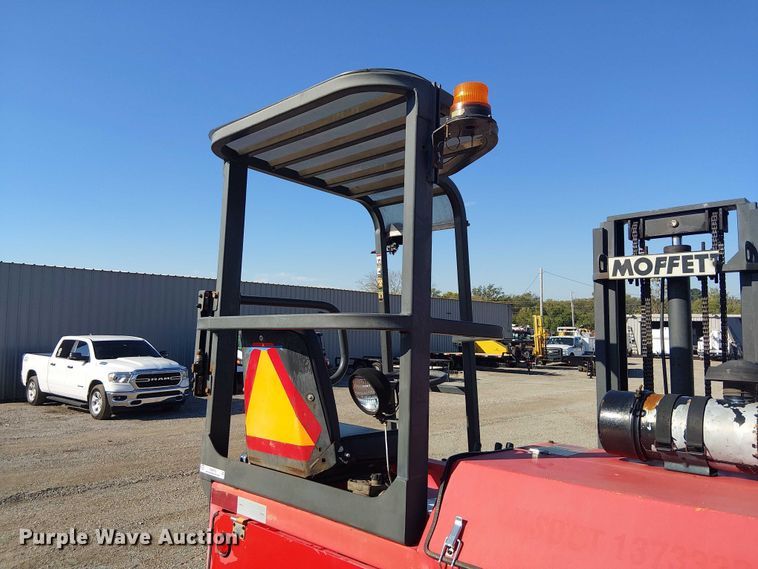 image for item NU9772 2003 Moffett M5500 forklift