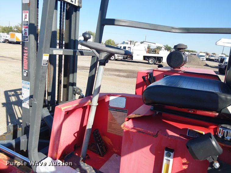image for item NU9772 2003 Moffett M5500 forklift