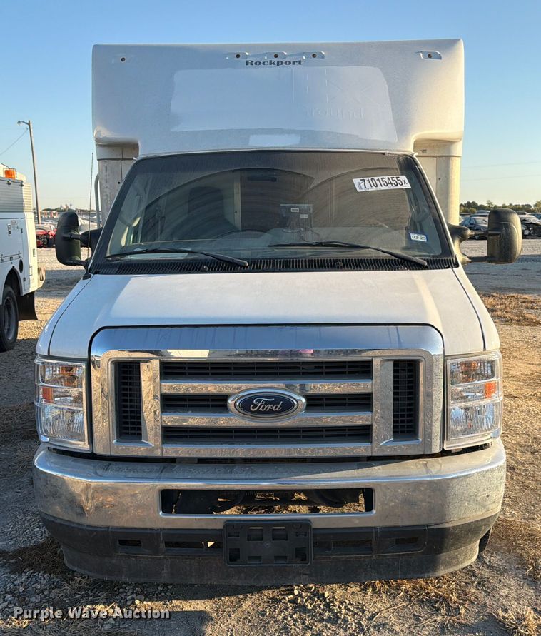 image for item YA1039 2022 Ford E350 Super Duty delivery van