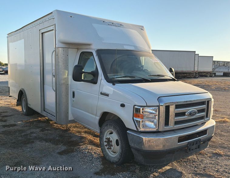 image for item YA1039 2022 Ford E350 Super Duty delivery van
