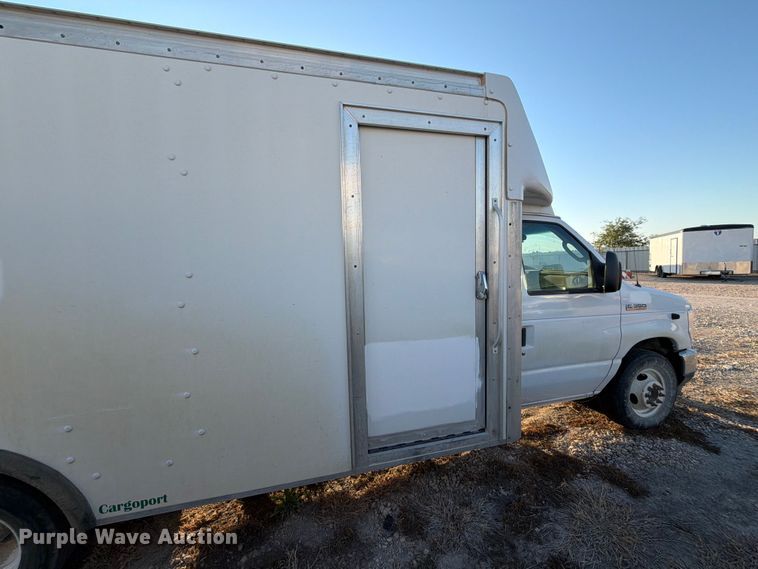 image for item YA1039 2022 Ford E350 Super Duty delivery van