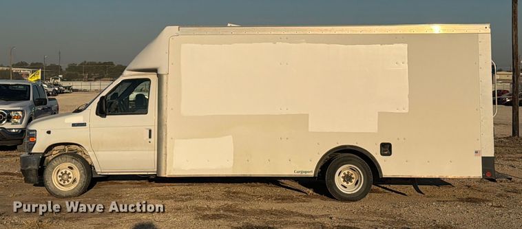 image for item YA1039 2022 Ford E350 Super Duty delivery van