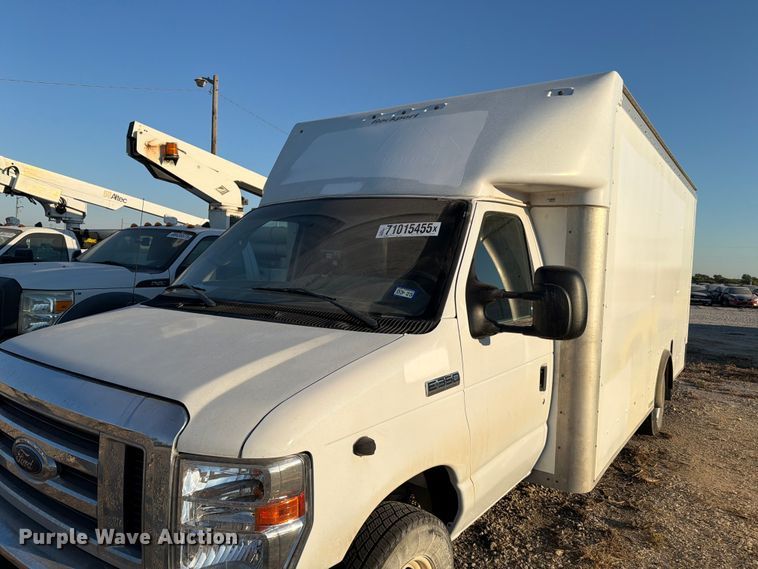 image for item YA1039 2022 Ford E350 Super Duty delivery van