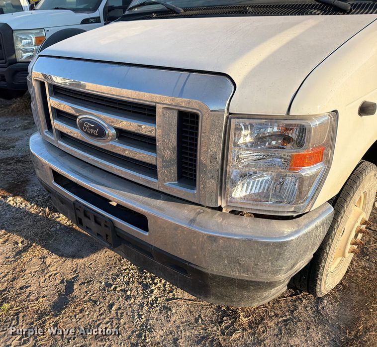 image for item YA1039 2022 Ford E350 Super Duty delivery van
