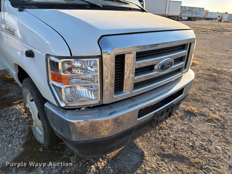 image for item YA1039 2022 Ford E350 Super Duty delivery van