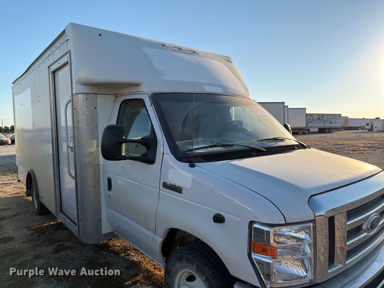 image for item YA1039 2022 Ford E350 Super Duty delivery van