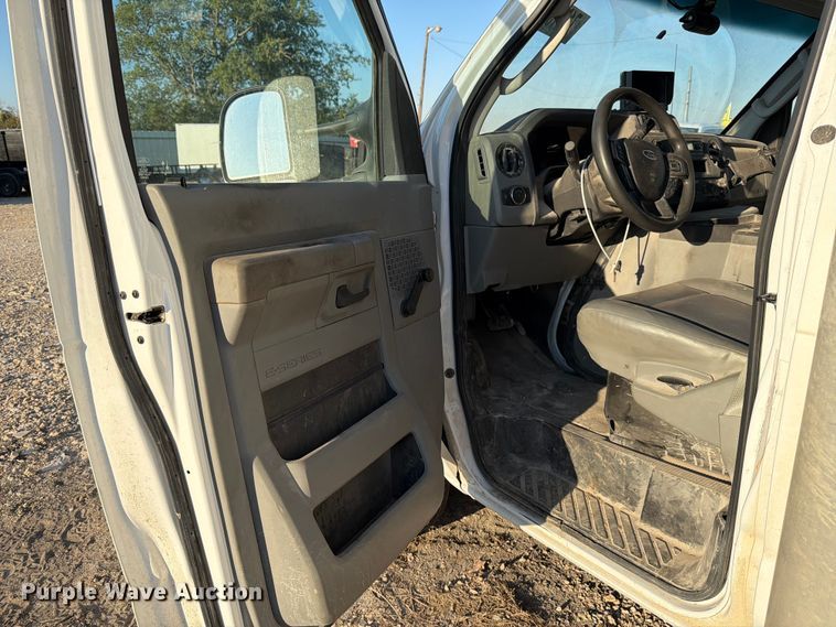 image for item YA1039 2022 Ford E350 Super Duty delivery van