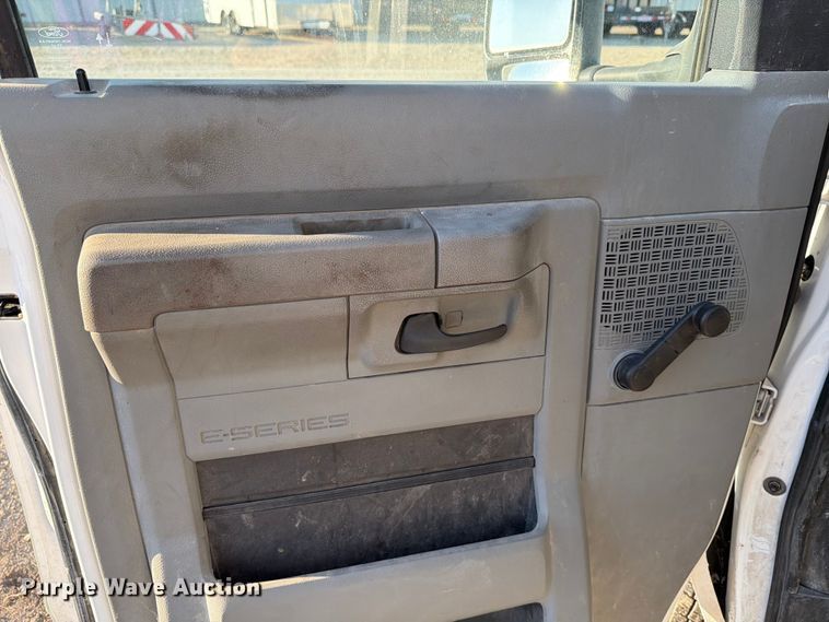 image for item YA1039 2022 Ford E350 Super Duty delivery van