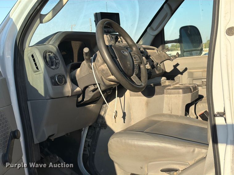 image for item YA1039 2022 Ford E350 Super Duty delivery van
