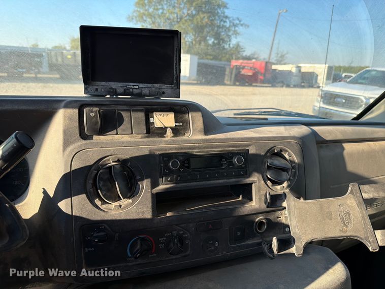 image for item YA1039 2022 Ford E350 Super Duty delivery van