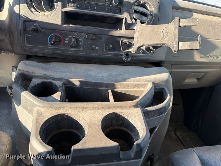 image for item YA1039 2022 Ford E350 Super Duty delivery van